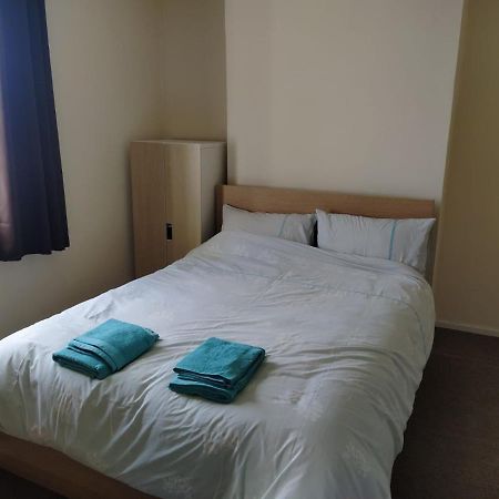 Self Catering 2 Bedroom Flat, Frequent Buses, 1-Minute Walk To Bus Stop, 20 Minutes To City Center Edinburgh Ngoại thất bức ảnh