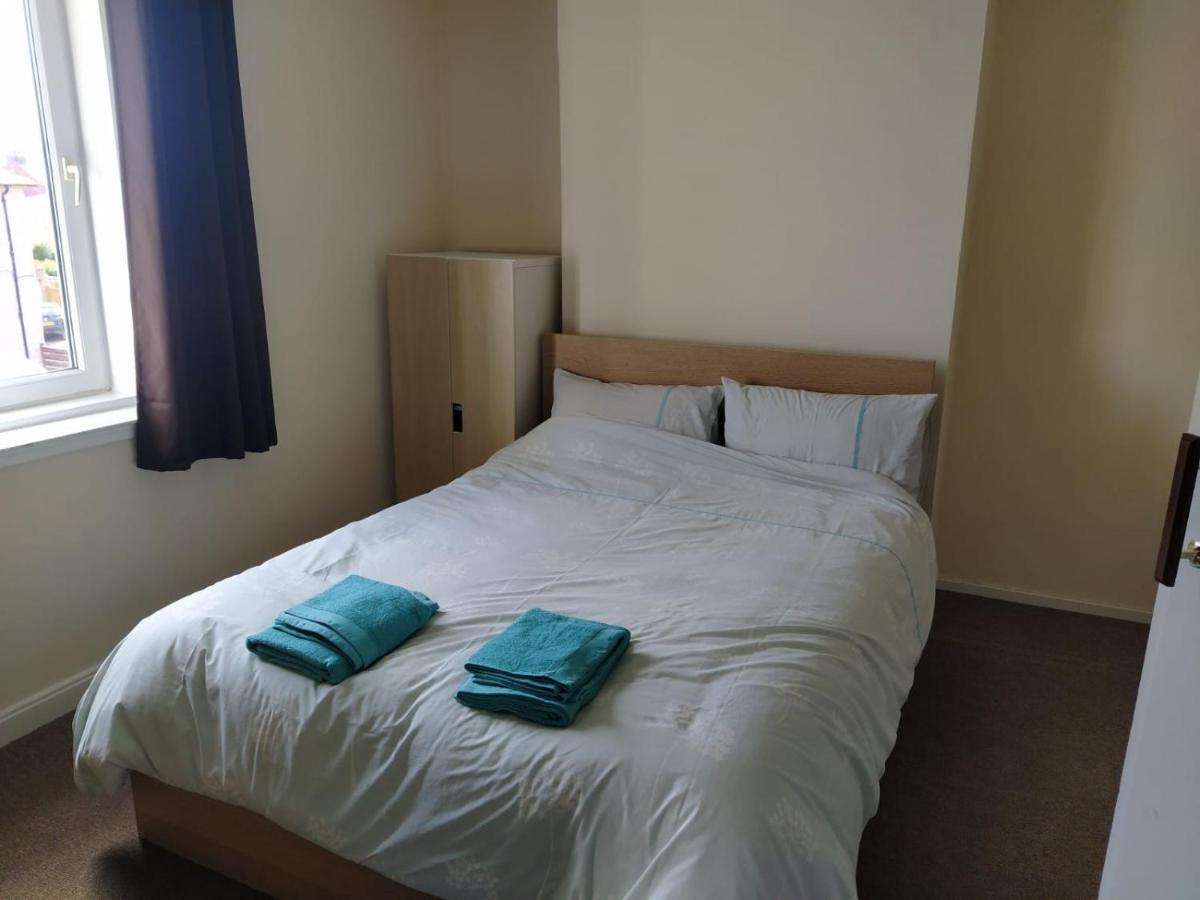 Self Catering 2 Bedroom Flat, Frequent Buses, 1-Minute Walk To Bus Stop, 20 Minutes To City Center Edinburgh Ngoại thất bức ảnh