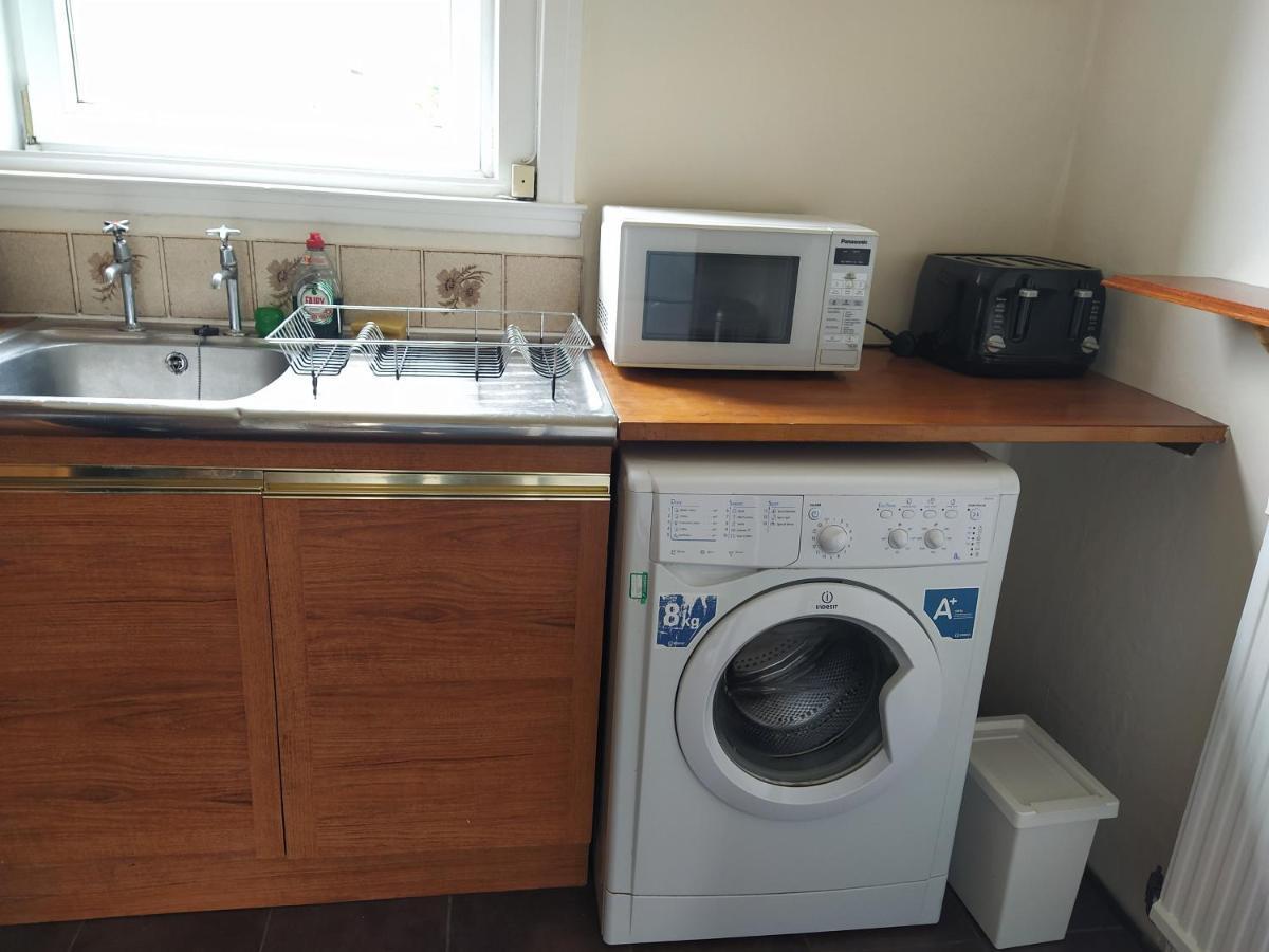 Self Catering 2 Bedroom Flat, Frequent Buses, 1-Minute Walk To Bus Stop, 20 Minutes To City Center Edinburgh Ngoại thất bức ảnh
