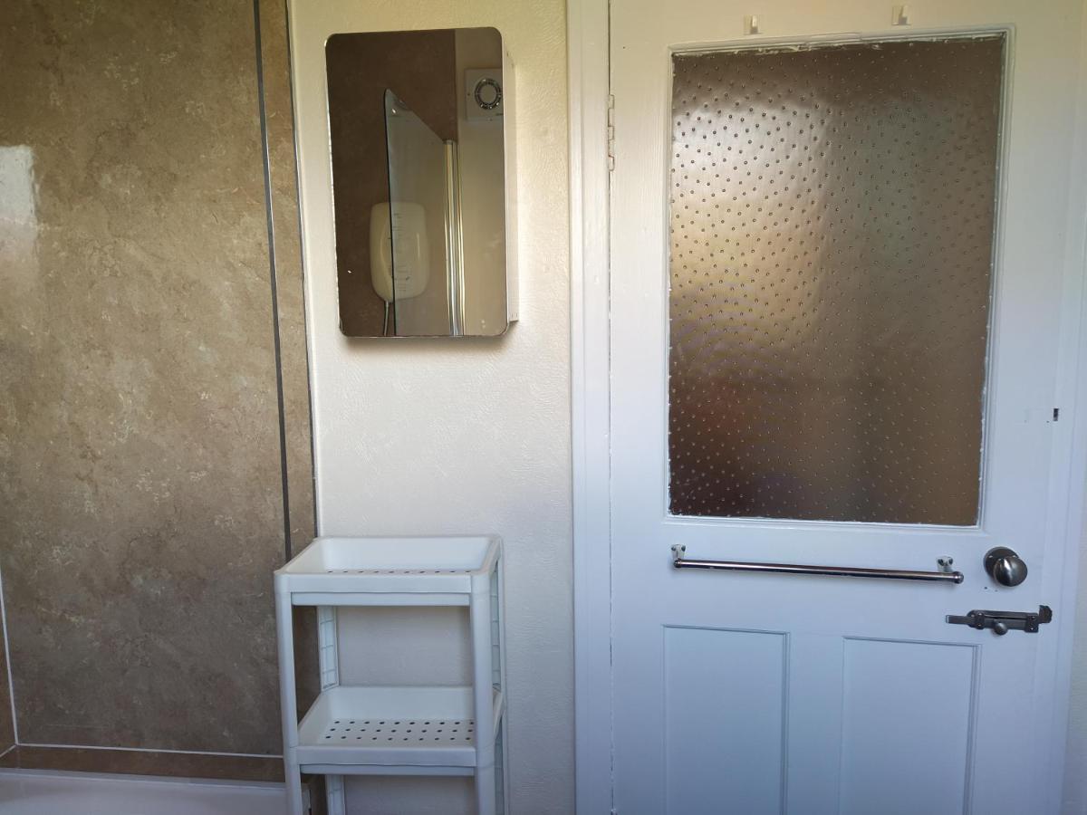 Self Catering 2 Bedroom Flat, Frequent Buses, 1-Minute Walk To Bus Stop, 20 Minutes To City Center Edinburgh Ngoại thất bức ảnh