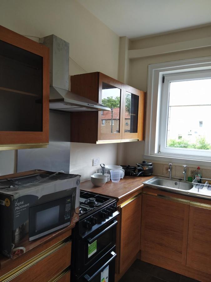 Self Catering 2 Bedroom Flat, Frequent Buses, 1-Minute Walk To Bus Stop, 20 Minutes To City Center Edinburgh Ngoại thất bức ảnh