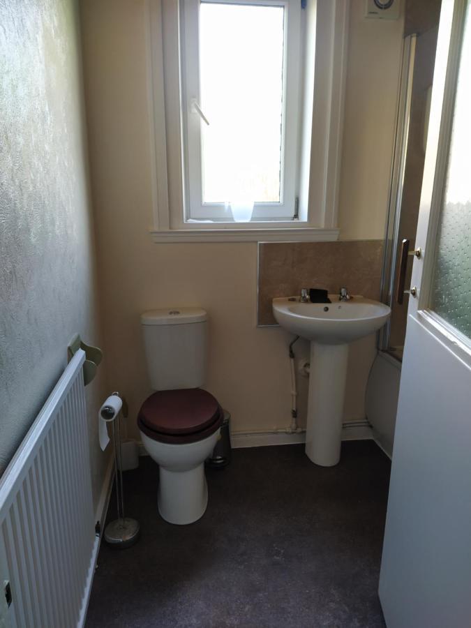 Self Catering 2 Bedroom Flat, Frequent Buses, 1-Minute Walk To Bus Stop, 20 Minutes To City Center Edinburgh Ngoại thất bức ảnh