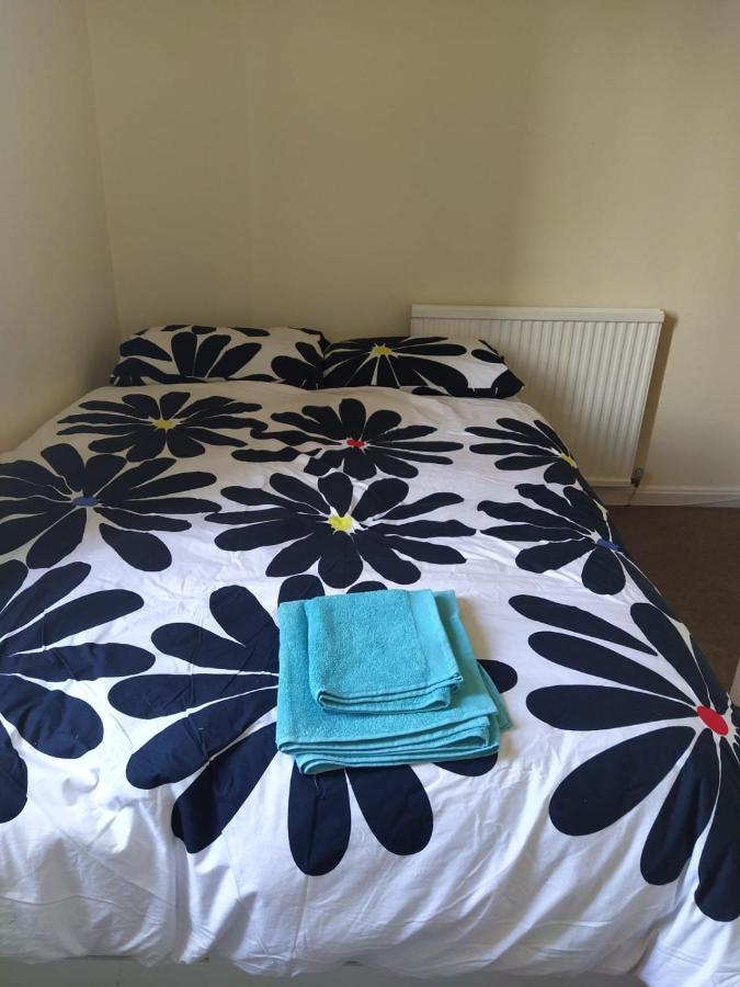 Self Catering 2 Bedroom Flat, Frequent Buses, 1-Minute Walk To Bus Stop, 20 Minutes To City Center Edinburgh Ngoại thất bức ảnh