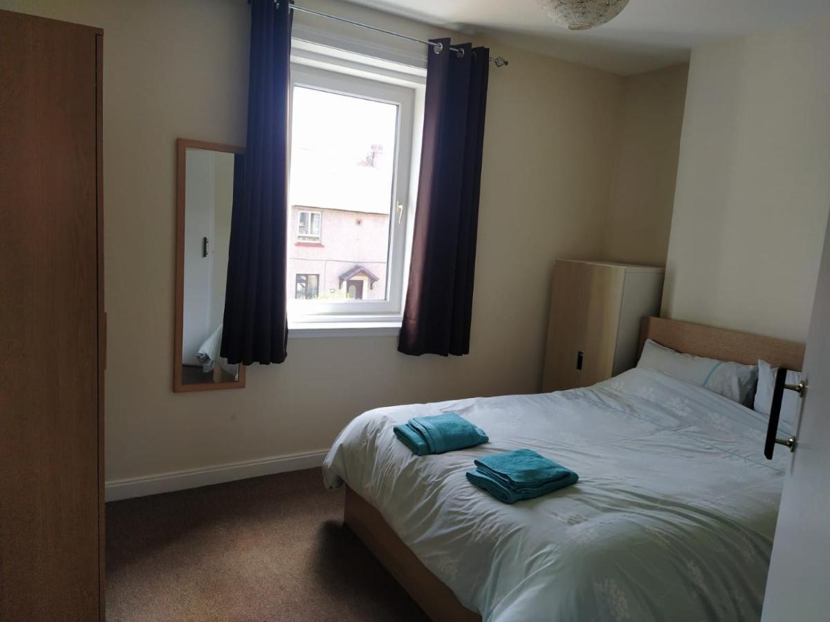 Self Catering 2 Bedroom Flat, Frequent Buses, 1-Minute Walk To Bus Stop, 20 Minutes To City Center Edinburgh Ngoại thất bức ảnh
