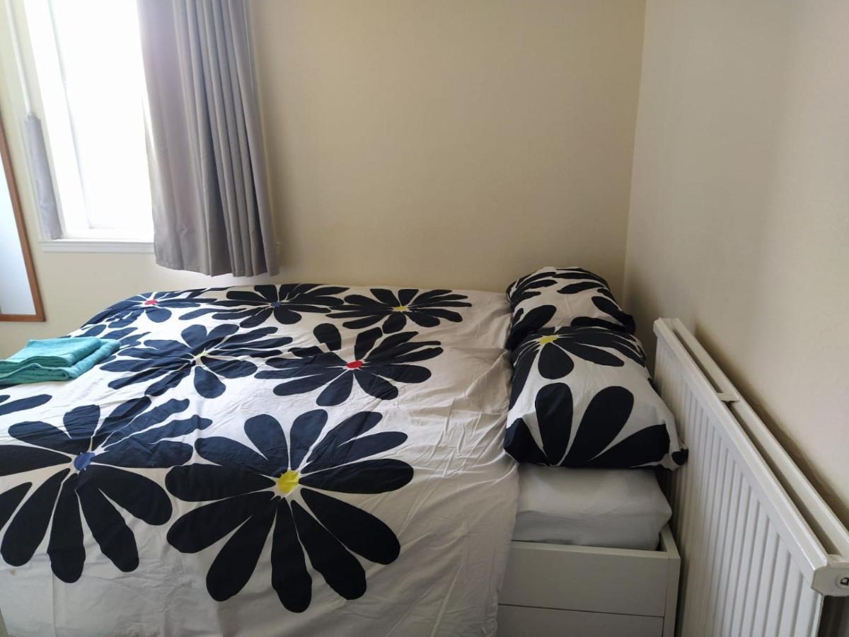 Self Catering 2 Bedroom Flat, Frequent Buses, 1-Minute Walk To Bus Stop, 20 Minutes To City Center Edinburgh Ngoại thất bức ảnh